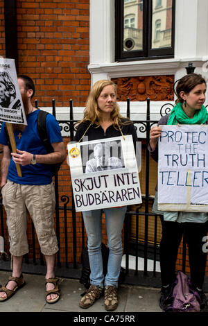 London, UK. 20. Juni 2012. Wikileaks-Gründer Julian Assange an ecuadorianischen Botschaft in London Stockfoto