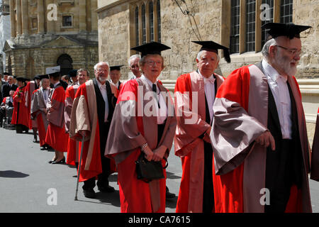 Oxford, UK. Mittwoch, 20. Juni 2012. Oxford University Press; Sitta-Prozession. Sitta ist die Zeremonie, bei der der University of Oxford verleiht Ehrendoktorwürde an angesehenen Männer und Frauen und erinnert an seine Wohltäter. Aung San Suu Kyi, Vorstandsvorsitzender der birmanischen Nationalliga für Demokratie und Mitglied des birmanischen Parlaments befindet sich am Ende mit Blumen. Stockfoto