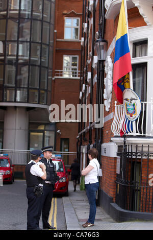 London, UK. 20. Juni 2012. Demonstranten außerhalb der ecuadorianischen Botschaft in London. Der Wikileaks-Gründer Julian Assange ist es auf Asyl nach Ecuador Stockfoto