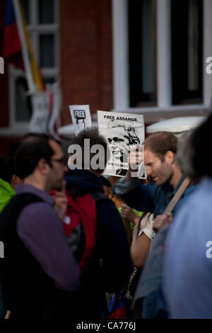 Demonstrant hält Plakat "Freie Assange, keine Wiedergabe" Unterstützung von Julian Assange außerhalb der ecuadorianischen Botschaft in London, UK. 20. Juni 2012. Stockfoto