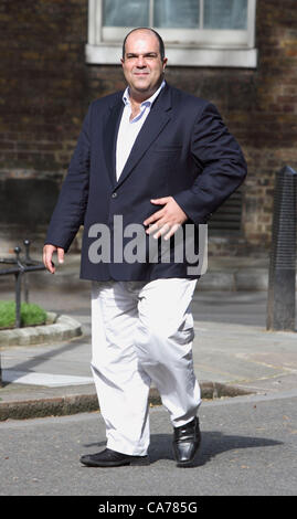 London - Gründer von Easyjet, Stelios Haji-Ioannou visiting10 Downing Street, London - 20. Juni 2012 Foto von Keith Mayhew Stockfoto