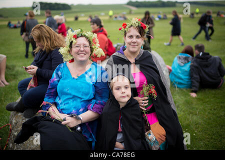 Am 20.-21. Juni werden Tausende von Menschen Druiden und Heiden beitreten, wie sie bei Stonehenge Sommersonnenwende feiern versammeln. English Heritage erlaubt Zugang zu den inneren Kreis Stoneheges nur zweimal im Jahr-bei Soltice. Viele Menschen versammeln sich am Vorabend um 19:00 mit Unterhaltung und Musik bis zum Sonnenaufgang am nächsten Morgen. Stockfoto