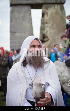 Am 20.-21. Juni werden Tausende von Menschen Druiden und Heiden beitreten, wie sie bei Stonehenge Sommersonnenwende feiern versammeln. English Heritage erlaubt Zugang zu den inneren Kreis Stoneheges nur zweimal im Jahr-bei Soltice. Viele Menschen versammeln sich am Vorabend um 19:00 mit Unterhaltung und Musik bis zum Sonnenaufgang am nächsten Morgen. Stockfoto