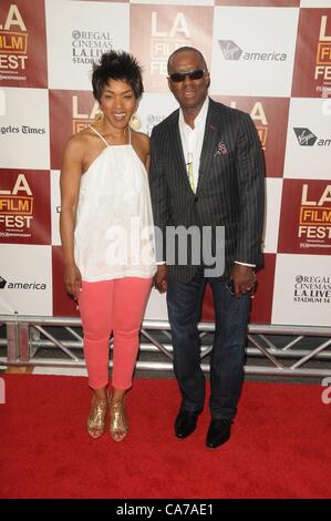 Angela Bassett, Courtney B. Vance im Ankunftsbereich für MIDDLE OF NOWHERE Premiere auf der LA Film Festival, Königliche Kinos LA, Los Angeles, CA 20. Juni 2012. Foto von: Dee Cercone/Everett Collection Stockfoto