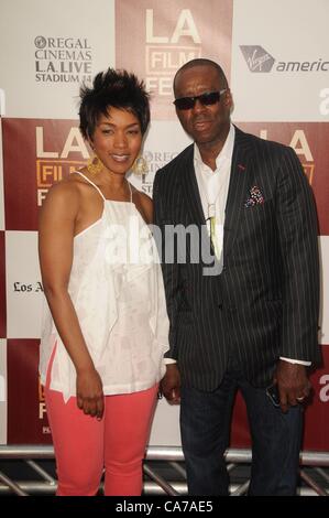 Angela Bassett, Courtney B. Vance im Ankunftsbereich für MIDDLE OF NOWHERE Premiere auf der LA Film Festival, Königliche Kinos LA, Los Angeles, CA 20. Juni 2012. Foto von: Dee Cercone/Everett Collection Stockfoto