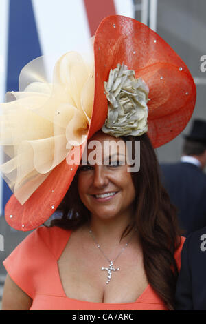 21. Juni 2012. Ascot, Windsor, UK. Ein Rennenbesucher in einer aufwendigen Hut während Royal Ascot Damen Festivaltage auf dem Ascot Racecourse. Stockfoto