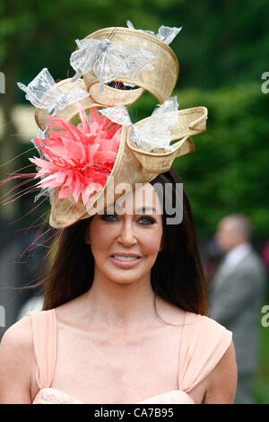 21.06.12 Ascot, Windsor, UK. Dame mit einer aufwendigen Hut am Ladies Day Royal Ascot Festival auf dem Ascot Racecourse. Stockfoto