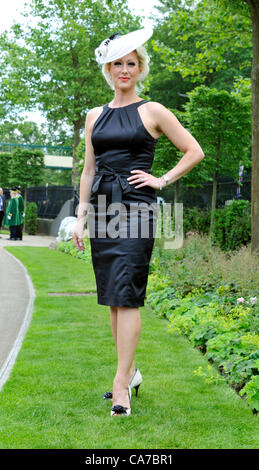 21.06.12 Ascot, Windsor, ENGLAND: Faye Tozer beim Royal Ascot 2012 in Ascot, Berks, England 20. Juni 2012 Bild von Marc Larkin / Ladies Day Royal Ascot Festival auf dem Ascot Racecourse am 21. Juni 2012 in Ascot, England Stockfoto