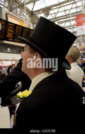 21. Juni 2012. London UK. Rennen-Goer mit Hut an der Waterloo Station befasst sich mit Zeitplan für die Züge nach Ascot. Stockfoto