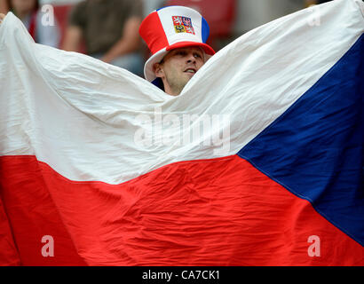 21. Juni 2012. Wroclaw, Polen. Tschechische Fußball-Fan winkt eine riesige Fahne das EURO 2012-Viertel-Finale. Tschechien Vs Portugal. Stockfoto