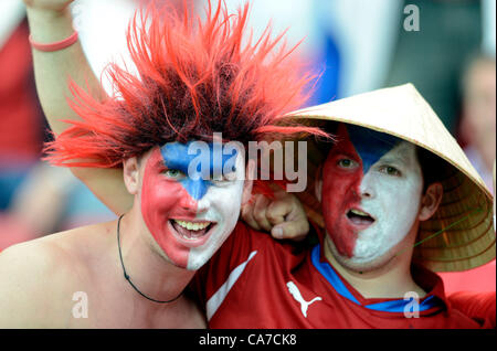 21. Juni 2012. Wroclaw, Polen. Tschechische Fußball-Fans tragen Perücken und Schminkfarben in der EURO-2012-Viertelfinale Spiel Tschechien gegen Portugal. Stockfoto