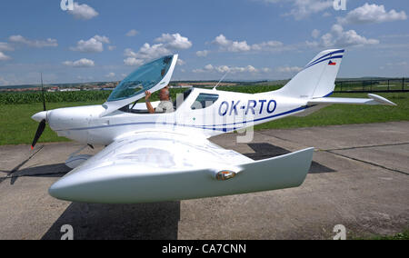 Czech Sport Aircraft (CSA) präsentiert neue PS-28 Cruiser. Die Europäische Agentur für Flugsicherheit (EASA) hat die ersten drei Flugzeuge in einer neu erstellten Zertifizierung Kategorie für leichte Sportflugzeuge zertifiziert. Abgebildet in Kunovice in der Tschechischen Republik am 21. Juni 2012. (CTK Foto / Zdenek Nemec) Stockfoto