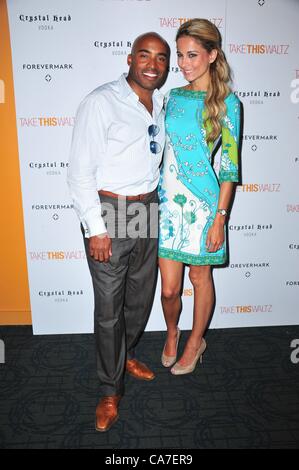 Tiki Barber, Traci Lynn Johnson im Ankunftsbereich für nehmen THIS WALTZ Special Screening, Landmark Theater Sunshine Cinema, New York, NY 21. Juni 2012. Foto von: Gregorio T. Binuya/Everett Collection Stockfoto