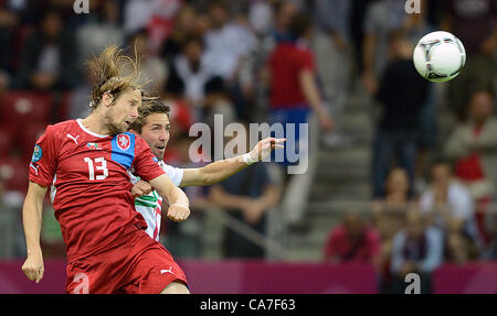 Jaroslav Plasil (CZE, links) und Ricardo Costa, Fußball, Viertelfinale EM 2012 entsprechen Tschechien Vs Portugal, Wroclaw, Polen am 21. Juni 2012. (CTK Foto/Katerina Sulova) Stockfoto