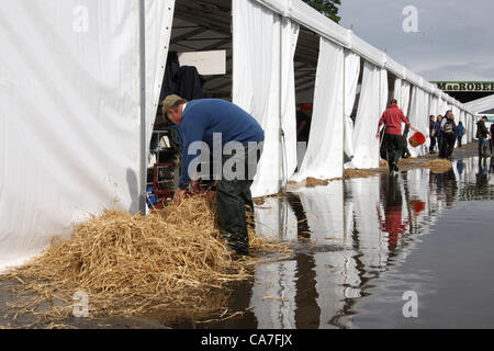 Ingliston, Edinburgh, UK. 22. Juni 2012 Konkurrenz Kampf mit den Fluten auf 172. Royal Highland Show. Stockfoto