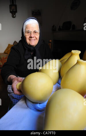 Alte Dame mit ihren hausgemachten Käse, Seneghe, Sardinien, Italien Stockfoto