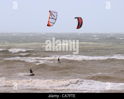 Brighton UK genießen, 22. Juni 2012 - Kite-Surfer die windigen Verhältnissen an Hove Küste heute Morgen wie Stürme Großbritannien geschlagen Stockfoto