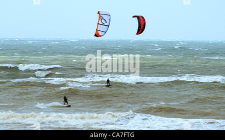 Brighton UK genießen, 22. Juni 2012 - Kite-Surfer die windigen Verhältnissen an Hove Küste heute Morgen wie Stürme Großbritannien geschlagen Stockfoto