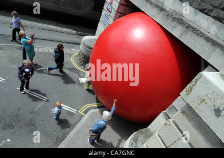 Kurt Perschke RedBall Riesenprojekt in Weymouth, Dorset, UK zu sehen. 22.06.2012 BILD: DORSET MEDIENDIENST Stockfoto