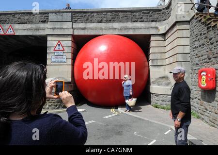 Kurt Perschke RedBall Riesenprojekt in Weymouth, Dorset, UK zu sehen. 22.06.2012 BILD: DORSET MEDIENDIENST Stockfoto