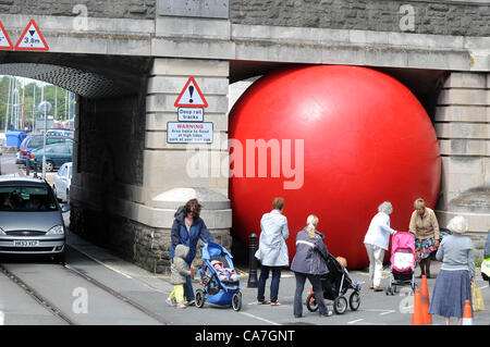 Kurt Perschke RedBall Riesenprojekt in Weymouth, Dorset, UK zu sehen. 22.06.2012 BILD: DORSET MEDIENDIENST Stockfoto