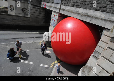 Kurt Perschke RedBall Riesenprojekt in Weymouth, Dorset, UK zu sehen. 22.06.2012 BILD: DORSET MEDIENDIENST Stockfoto