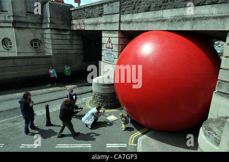 Kurt Perschke RedBall Riesenprojekt in Weymouth, Dorset, UK zu sehen. 22.06.2012 BILD: DORSET MEDIENDIENST Stockfoto