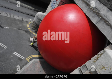 Kurt Perschke RedBall Riesenprojekt in Weymouth, Dorset, UK zu sehen. 22.06.2012 BILD: DORSET MEDIENDIENST Stockfoto