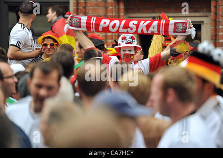 22.06.2012. Danzig, Polen.  Ein Verfechter von Polen Jubel unter den Befürwortern der Deutschland feiern in den Straßen vor der UEFA EURO 2012-Viertelfinale Fussball match Deutschland gegen Griechenland im Arena Gdansk in Danzig, Polen, 22. Juni 2012. Stockfoto