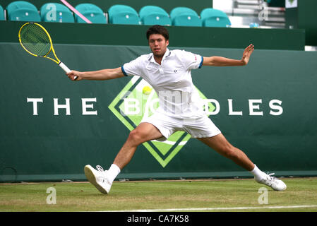 22.06.2012 stoke Park, Buckinghamshire, England. Die Boodles Tennis 2012. Oliver Golding (GBR) in Aktion gegen Juan Monaco (ARG) während ihres Spiels bei dem Boodles spielte in Stoke Park Stockfoto