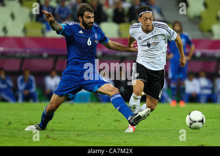 22.06.2012. Danzig, Polen. Euro 2012-Deutschland gegen Griechenland im Viertelfinale PGE Arena Gdańsk GRIGORIS MAKOS (GRE) und MESUT Özil (GER) Stockfoto