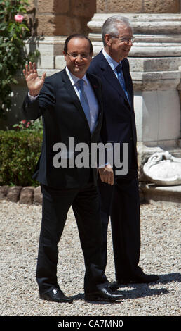 VIER NATIONEN GIPFEL IN ROM, ITALIEN. Französische Präsident Francois Hollande und italienische Premier Mario Monti auf dem Gipfel der vier Nationen zwischen Frankreich, Deutschland, Italien und Spanien im Villa Madama, Rom, Italien. 22.06.2012 Stockfoto