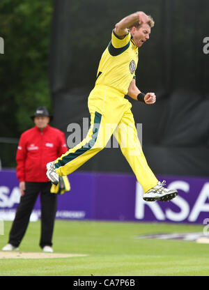 23.06.2012 Stormont, Belfast, Nordirland. RSA Challenge ODI. Irland gegen Australien. Australiens Brett Lee feiert Luft auf seine zweite Pforte des Tages, während die RSA Challenge ODI Spiel in Stormont erfassen. Stockfoto