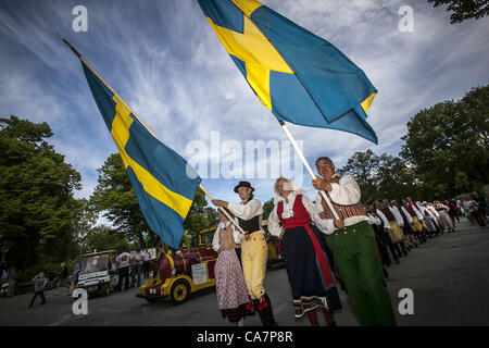 22. Juni 2012 - Stockholm, Stockholm, Schweden - Schweden, gekleidet in traditionellen Kostümen führen eine Parade während der Feierlichkeiten in Stockholm zum Gedenken an die Mittsommernacht statt. Mittsommer-Tag markiert die Sommersonnenwende in Schweden, wo die Schweden benutzen, um traditionelle Lebensmittel zu essen und trinken, Dressing Blume Kronen auf ihren Köpfen und Tanz um die genannte '' Maibaum ' (Credit-Bild: © Narciso Contreras/ZUMAPRESS.com) Stockfoto