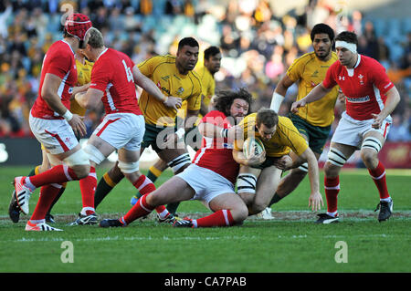 23.06.2012 Sydney, Australien. Walisische Prop Adam Jones greift Wallabies Zentrum Pat McCabe während der Castrol EDGE Rugby International zwischen Australien und Wales im Allianz-Stadion in Sydney. Stockfoto