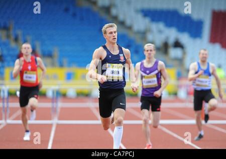 22.06.2012 Birmingham, ENGLAND: Mens 100m Hürden Vorläufe, Jack Green in Aktion während der Aviva-Versuche im Alexandra Stadium. Stockfoto