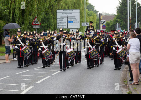 Sandhurst, Großbritannien. Samstag, 23. Juni 2012. Die Band der Royal Logistics Corp. vorangestellt, März Offiziere & Officer Kadetten der Royal Military Academy (RMAS) im Regen durch die Straßen von Sandhurst in Freiheit Marsch der Akademie 200. Geburtstag Stockfoto