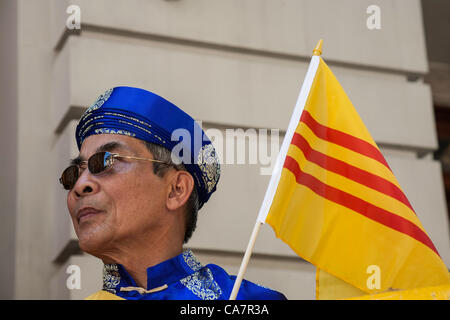 New York City, USA. 23. Juni 2012.  Die jährliche internationale kulturelle Parade bietet den Gemeinschaften die Möglichkeit, das Erbe, Flagge und Farben der nicht - kommunistischen Vietnam präsentieren. Stockfoto