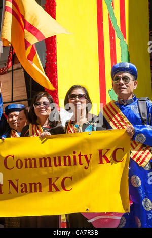 New York City, USA. 23. Juni 2012.  Die jährliche internationale kulturelle Parade bietet den Gemeinschaften die Möglichkeit, das Erbe, Flagge und Farben der nicht - kommunistischen Vietnam präsentieren. Stockfoto