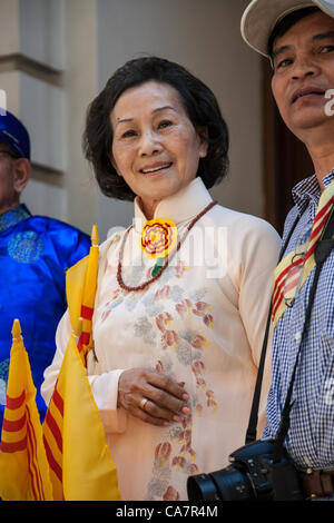 New York City, USA. 23. Juni 2012.  Hong Khuong aus der vietnamesischen Frauen Patriotenbewegung bereitet in der jährlichen internationalen kulturellen Parade marschieren. Stockfoto