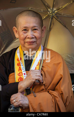 New York City, USA. 23. Juni 2012.  Ein Teilnehmer im vietnamesischen Tracht erwartet seinerseits an der jährlichen internationalen kulturellen Parade marschieren. Stockfoto