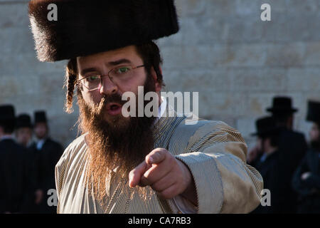 Chassidische Mann Toldos Aharon, ein extreme Anti-Zionist chassidischen Bewegung, stationiert in Meah Shearim Nachbarschaft, gekleidet in Tradition Sabbat Kleidung und ein Fuchs-Pelz Schtreimel Objekte fotografiert am Sabbat. Jerusalem, Israel. 23. Juni 2012. Stockfoto