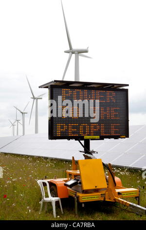 Westmill. Watchfield nr Swindon, UK. Samstag, 23. Juni 2012. Westmill Energie-Bauernhof am Tag seines Anteils bieten auf ihren Solarpark. Westmill ist die erste Wind- und Solarparks, kooperativ zu seinen Mitgliedern gehören.  Installierten Solarzellen erzeugt 4,8 GWh pro Jahr von sauberem Strom, genug um 1.400 Haushalte zu versorgen. Stockfoto