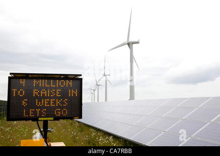 Westmill.  Watchfield nr Swindon, UK. Samstag, 23. Juni 2012. Westmill Energie-Bauernhof am Tag seines Anteils bieten auf ihren Solarpark. Westmill ist die erste Wind- und Solarparks, kooperativ zu seinen Mitgliedern gehören.  Installierten Solarzellen erzeugt 4,8 GWh pro Jahr von sauberem Strom, genug um 1.400 Haushalte zu versorgen. Stockfoto