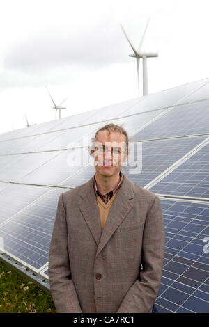 Westmill. Watchfield nr Swindon, UK. Samstag, 23. Juni 2012. Westmill Energie Farm. Regisseur Adam Garn farm Land Eigentümer wo Westmill Energie Bauernhof am Tag ihrer Aktie Angebot auf Solar Farm Westmill liegt, ist der erste Wind und Solar Park zu cooperativley durch seine Mitglieder die installierten Solarmodule werden 4,8 GWh pro Jahr der sauberen Strom erzeugen, genug, um 1.400 Wohnungen. Stockfoto