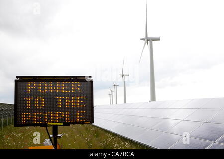 Westmill. Watchfield nr Swindon, UK. Samstag, 23. Juni 2012. Westmill Energie-Bauernhof am Tag seines Anteils bieten auf ihren Solarpark Westmill ist der erste Wind und solar Park zu Cooperativley im Besitz seiner Mitglieder, installierten Solarzellen generieren 4.8 GWh pro Jahr von sauberem Strom, genug um 1.400 Haushalte zu versorgen. Stockfoto