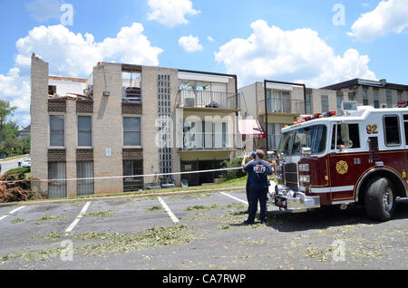 Bladensburg, Maryland, USA Juni 22,2012-2 Menschen wurden verletzt 600 links Homelessand Tausende links ohne Strom nach was das Weather Bureau beschrieben als ein Microburst mit Windgeschwindigkeiten bis zu 100 km/h riss Dächer aus mehreren Apartmenthäusern Stockfoto