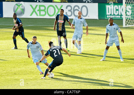 Philadelphia, USA. 23 Juni, 2012. Philadelphia Union Mittelfeldspieler Michael Farfan zeigt seine Beinarbeit auf dem Angriff während eines professionellen MLS Fußball/Fußball-Match gegen die Sportlichen KC von Kansas City. Stockfoto