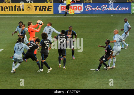 Philadelphia, USA. 23 Juni, 2012. Philadelphia Union goalie Zac MacMath Sprünge inmitten von Angreifer und Verteidiger den Ball während eines professionellen MLS Fußball/Fußball-Match gegen die Sportlichen KC von Kansas City zu erfassen. Stockfoto