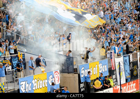 Philadelphia, USA. 23 Juni, 2012. Philadelphia Union Fans und die Söhne von Ben feiern ein Ziel mit Schlagzeug/Rauch/tifo während eines professionellen MLS Fußball/Fußball-Match gegen die Sportlichen KC von Kansas City. Stockfoto